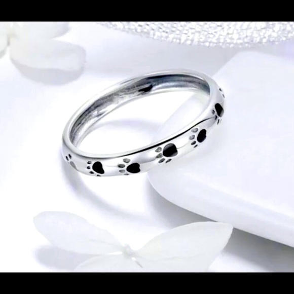 Only One Left. SIZE 7.   
New!! .925 Silver Paw 🐾 print Ring - Picture 3 of 5